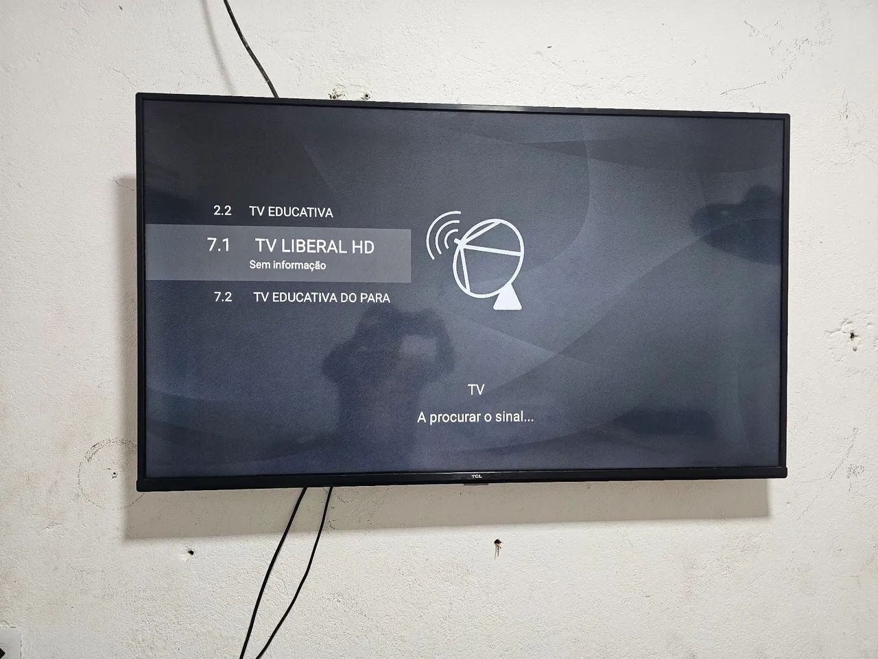 Vendo duas tvs smart sendo uma android  - Foto 4