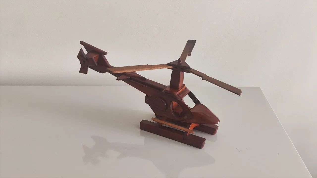 helicóptero de madeira 