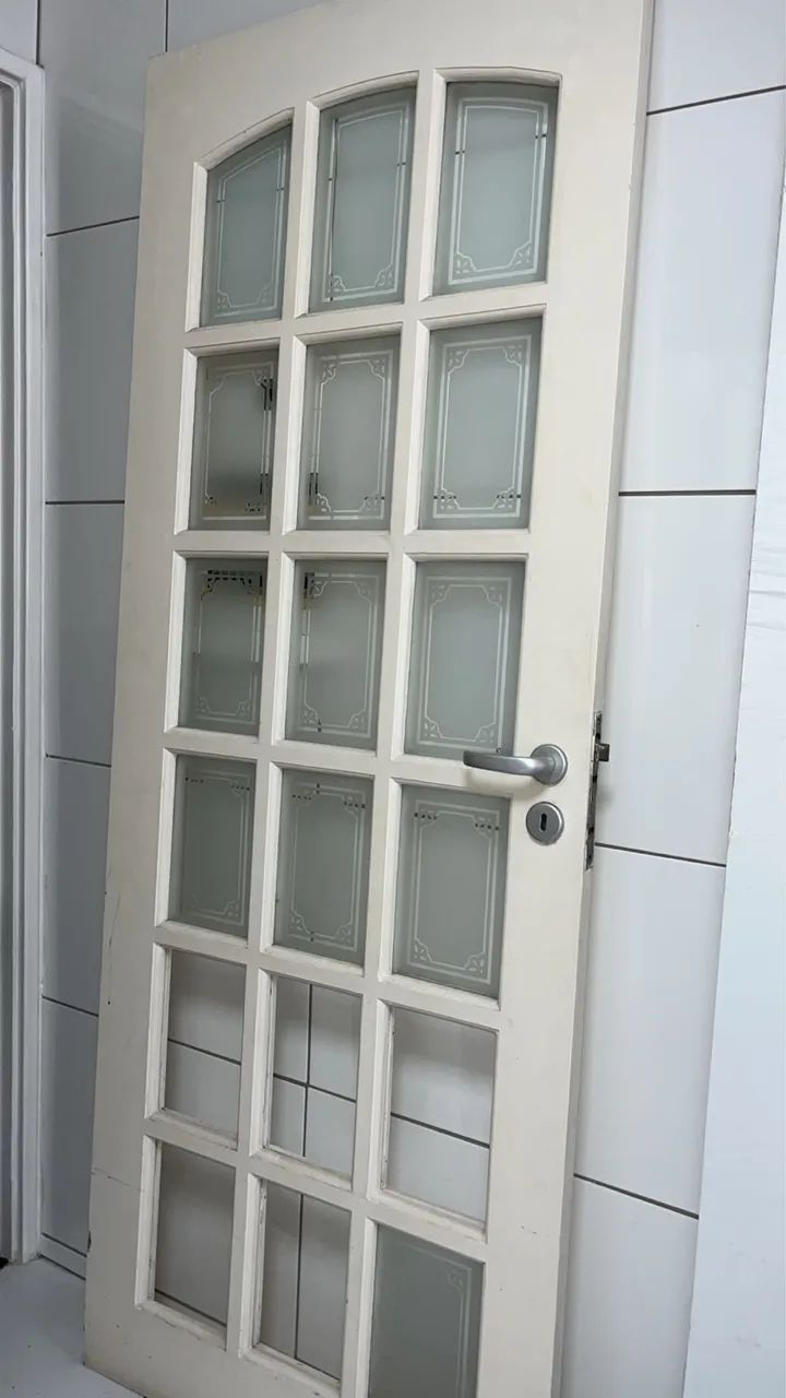 Porta branca com vidros 