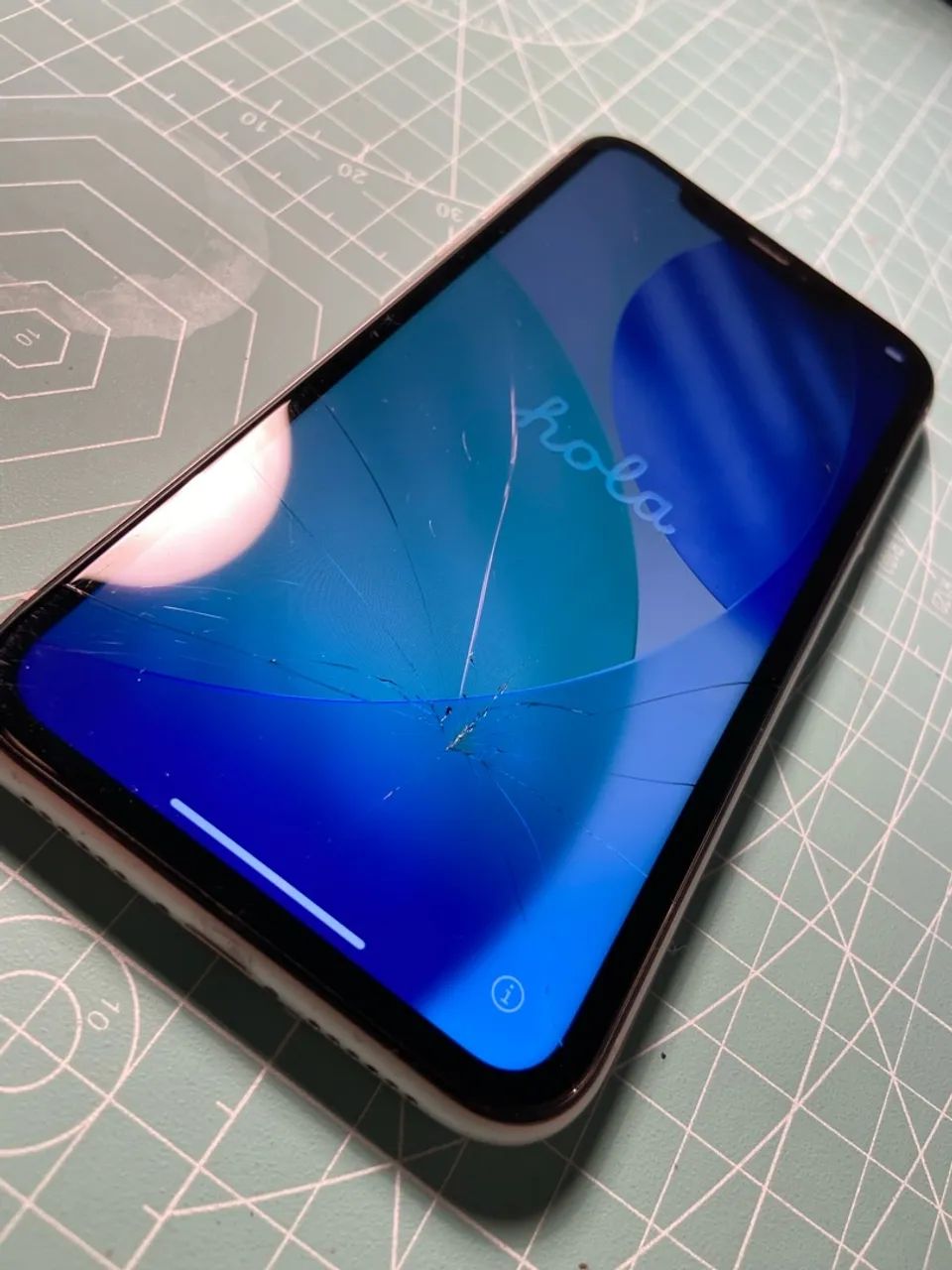 iPhone 11 64gb, Frente e trás quebrado. - Foto 4