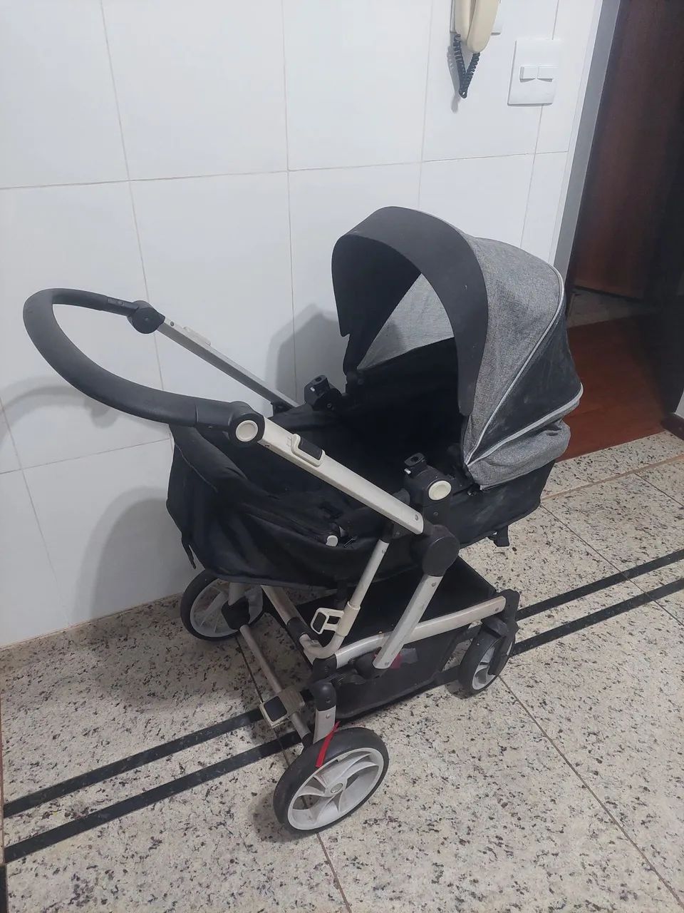 Vendo carrinho de bebe com bebe conforto - Foto 5