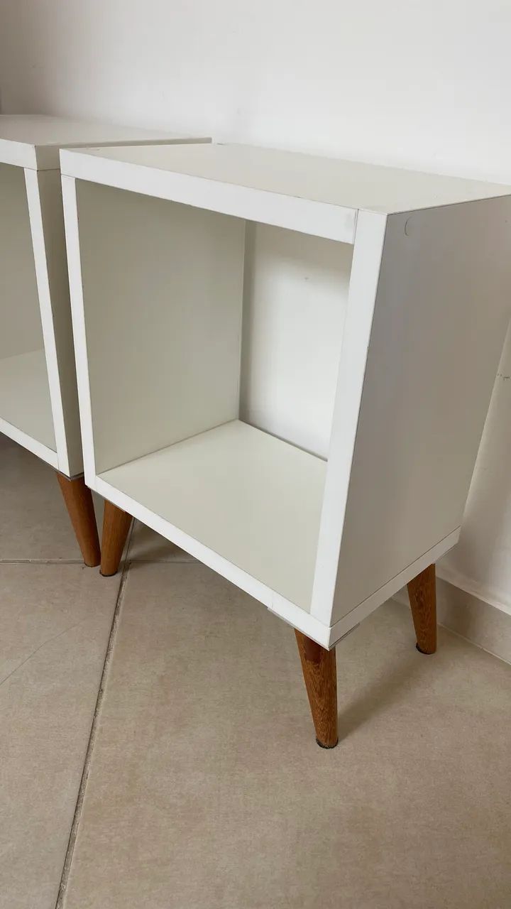 2 mesa de cabeceira com pés de madeira  - Foto 2