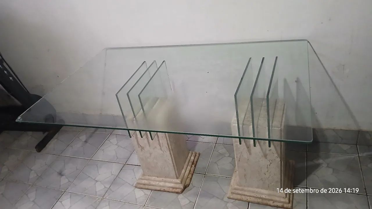 Mesa de vidro com pés de mármore 
