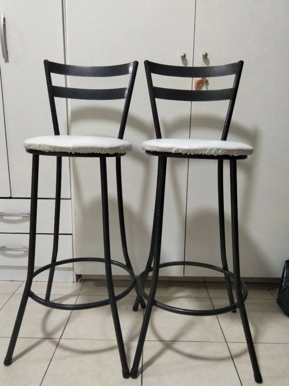 2 Banquetas Altas Pretas com Assento Estofado - Par