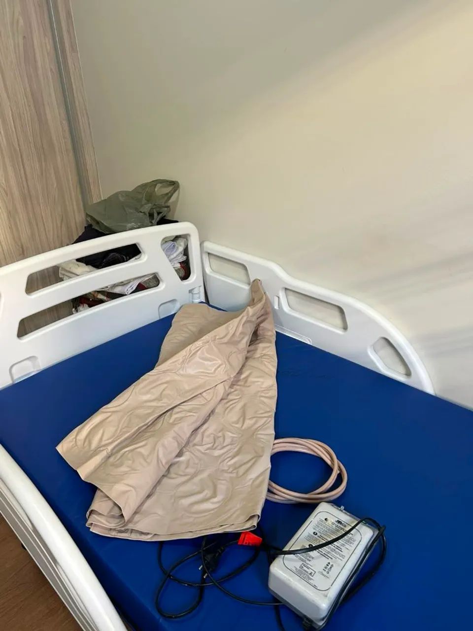 Cama motorizada Desematec, com colchão  - Foto 3