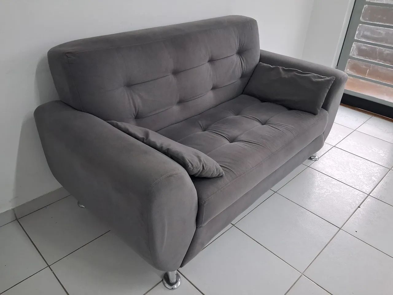 Sofá tecido suede moderno 2 lugares pés galvanizados - Foto 4