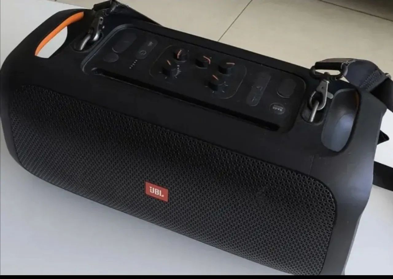 Caixa JBL party to Go com microfone e bolsa alcochoada de proteção com alça