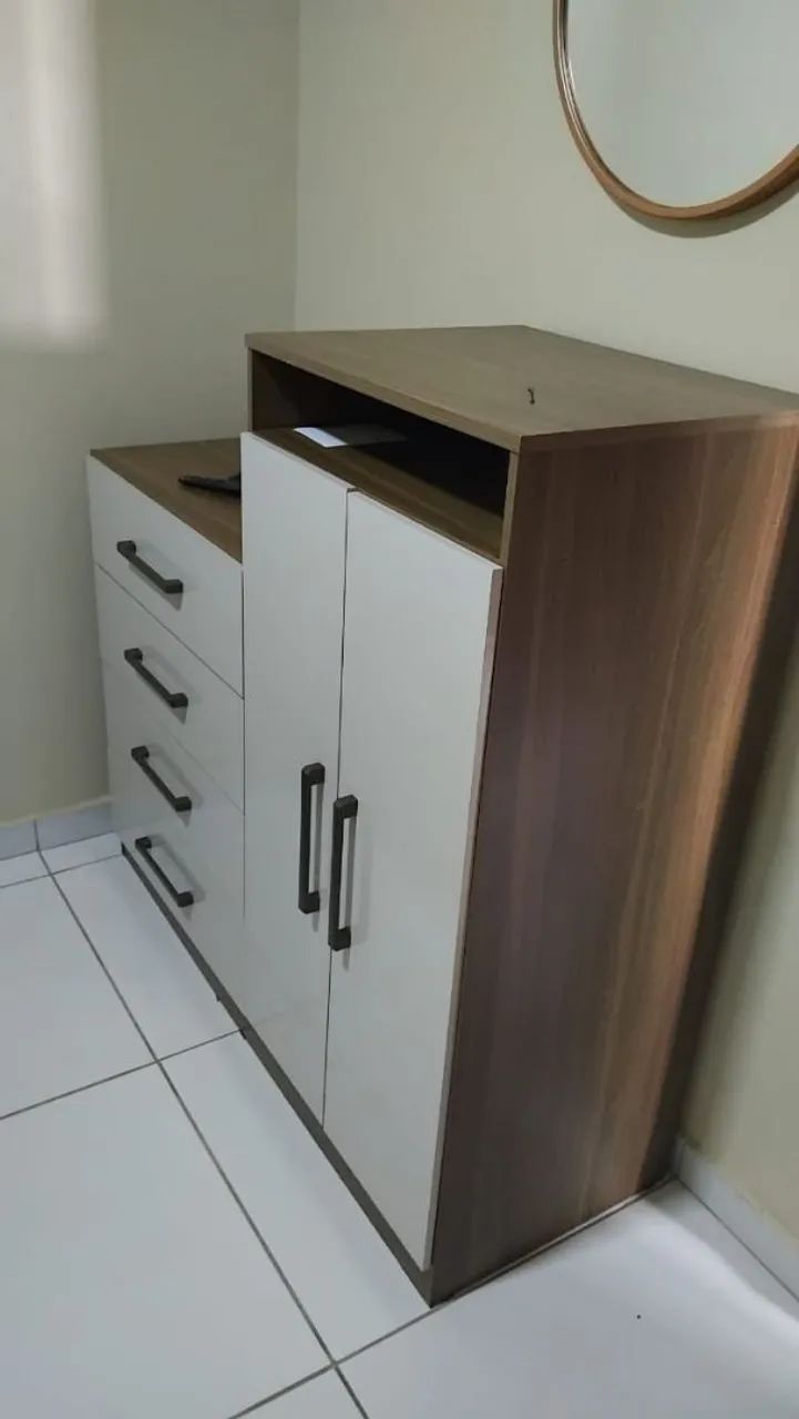 Cômoda com 2 portas e 4 gavetas - Foto 2
