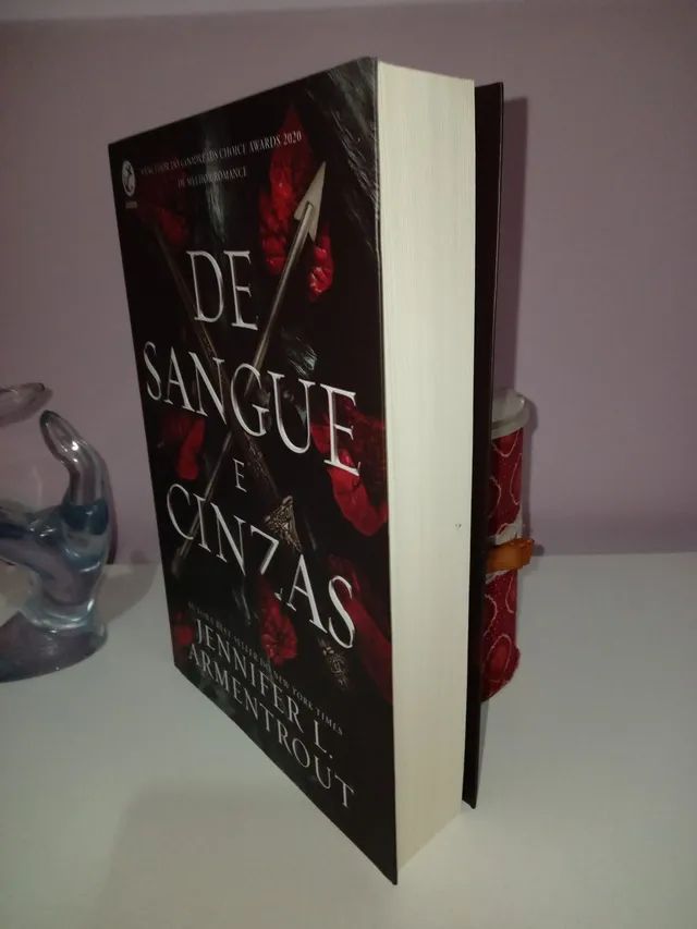 Vende-se livro De Sangue E Cinzas - Foto 2