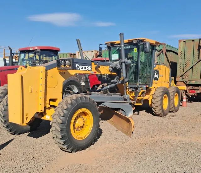 Motoniveladora John Deere 620G ano 2022 com 6920 horas, em SP