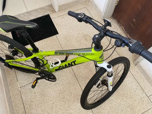 Bicicleta GIANT Aro 24 com cadeado e suporte para copo garrafa