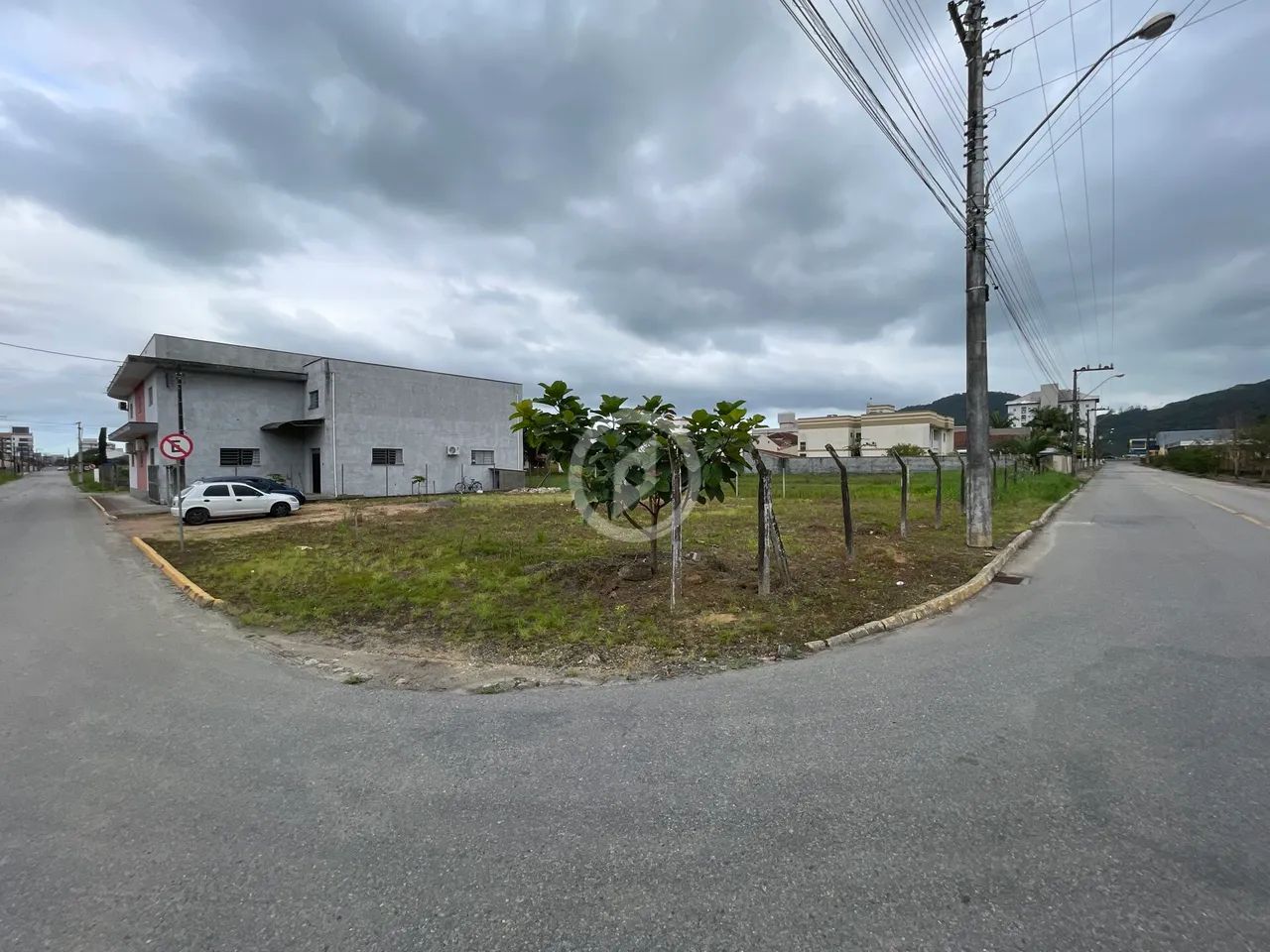 Terreno de esquina no centro da cidade - Foto 2