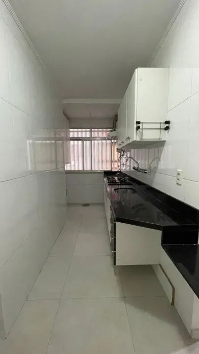 Excelente duplex de 2 dormitórios semi mobiliado. Living da parte inferior com espaço que  - Foto 2