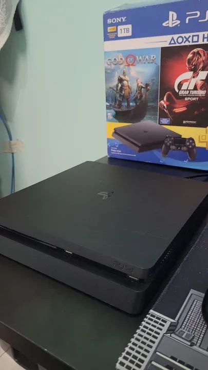 Playstation 4 Slim 1TB na caixa - 2 controles + strike pack - Foto 3