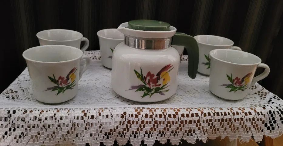 CONJUNTO PORCELANA POZZANI BULE / LEITEIRA + 06 CANECAS - NOVO