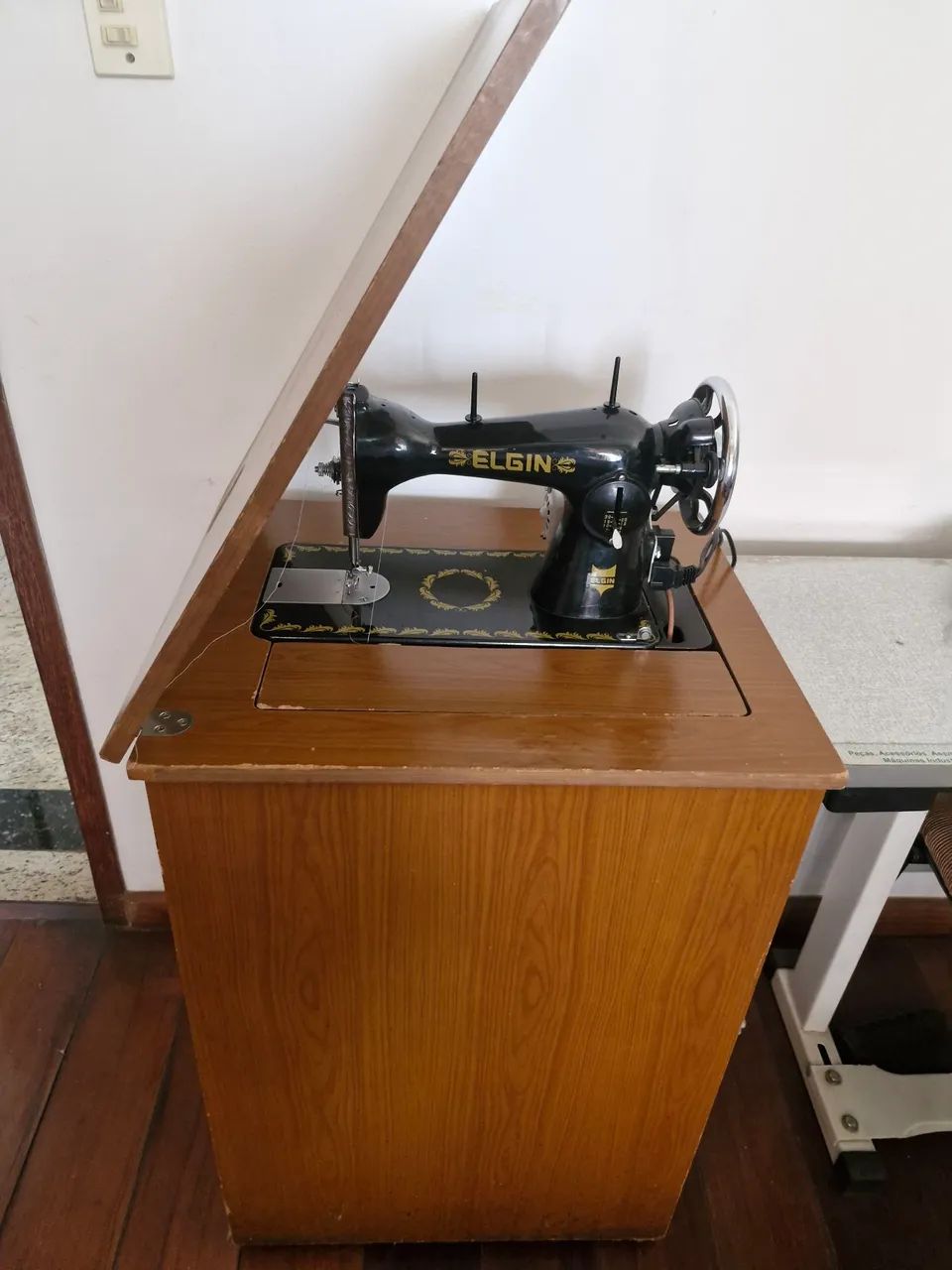 Maquina de costura com gabinete,motor e pedal - Eletroportáteis Para ...