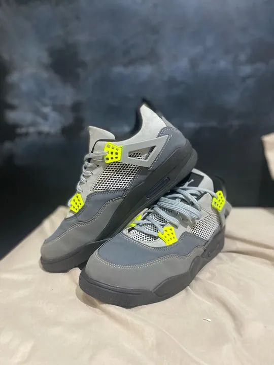 Tênis Jordan 4 Cinza