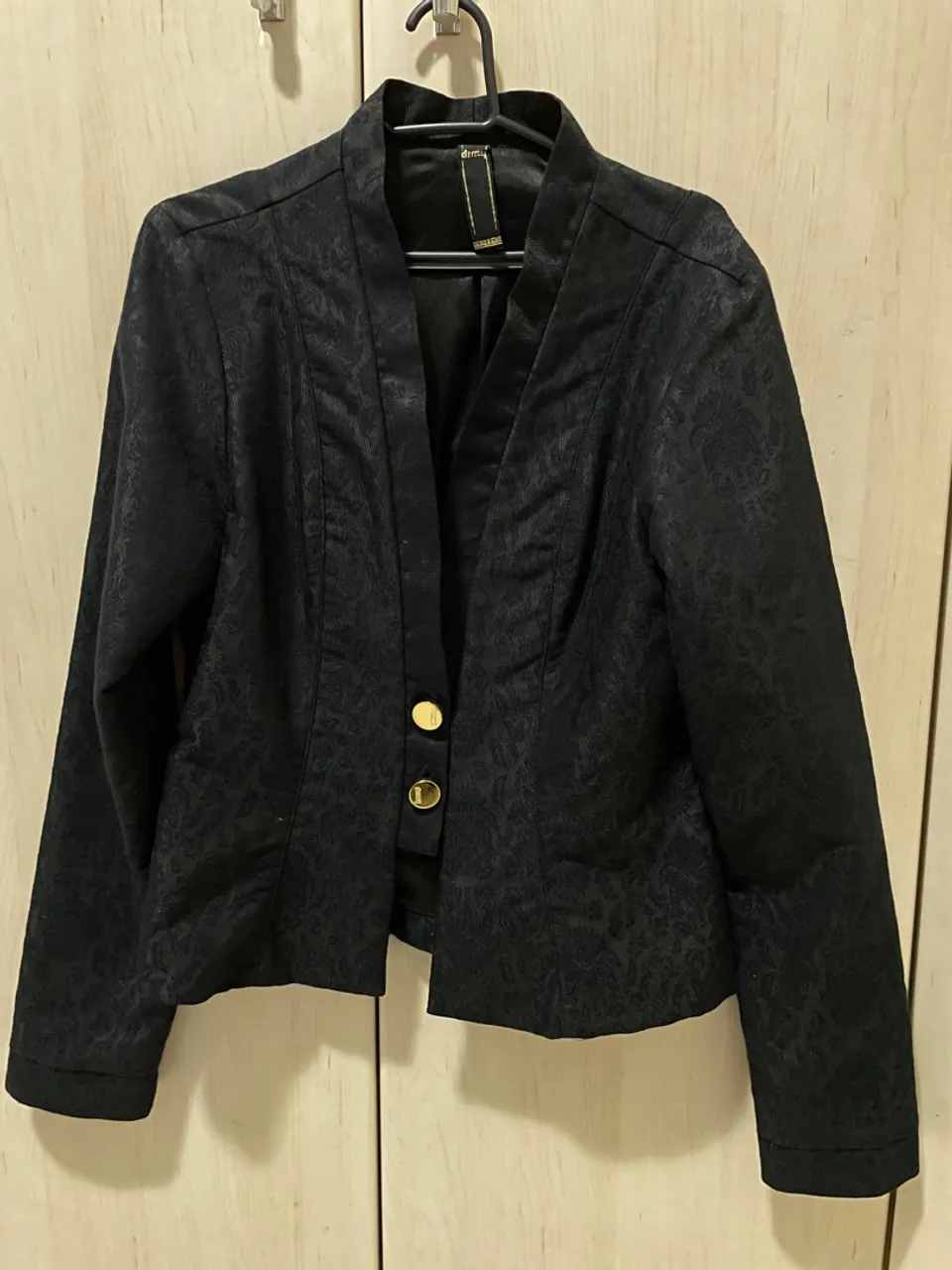 Blazer preto elegante com detalhes em dourado