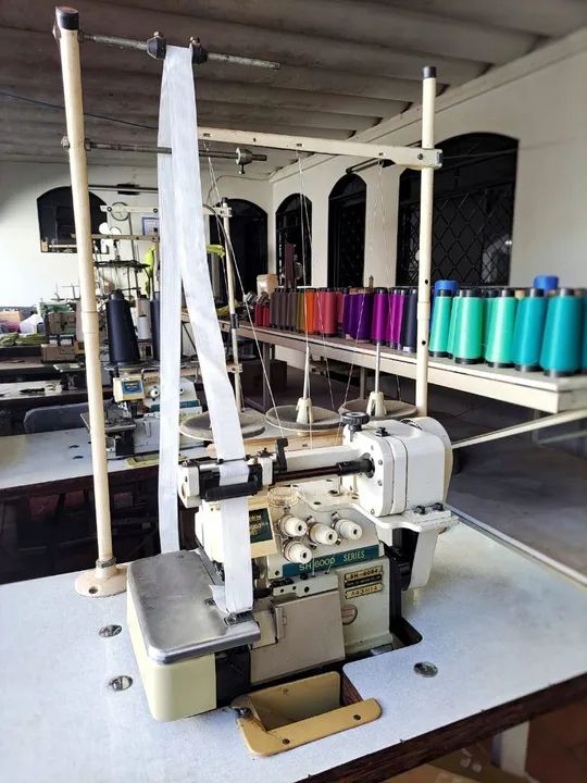 Máquina de Costura Overlock ponto cadeia com zeromax de fábrica único dono - Foto 2