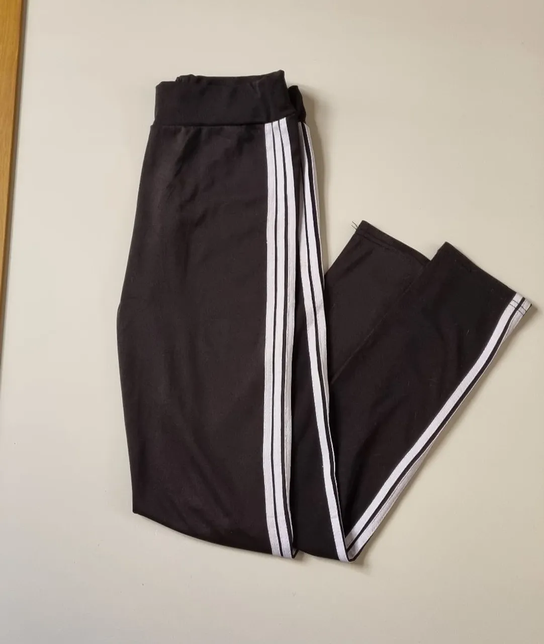 Calça Esportiva Preta com Listras Brancas