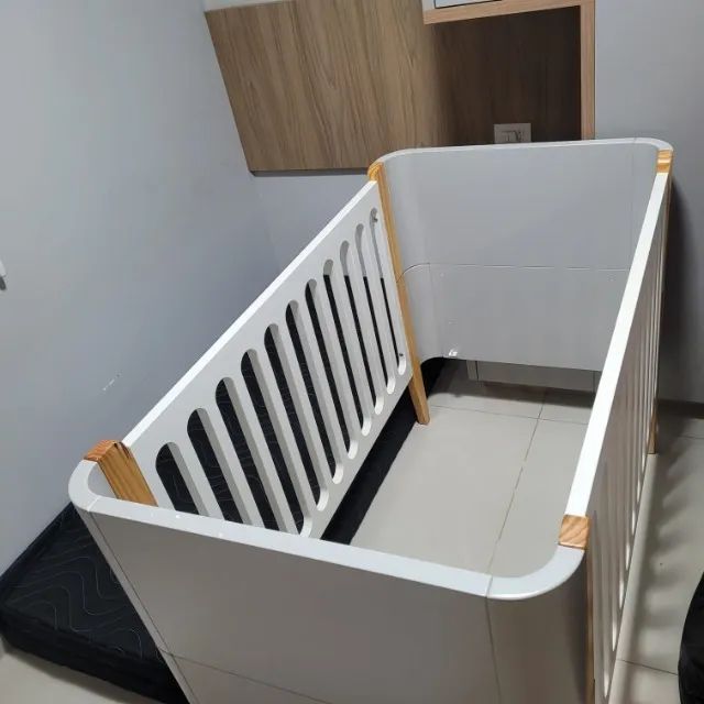 Berço Evolutivo Bo 3 em 1 Cinza Grades Brancas Pés Jequitibá
