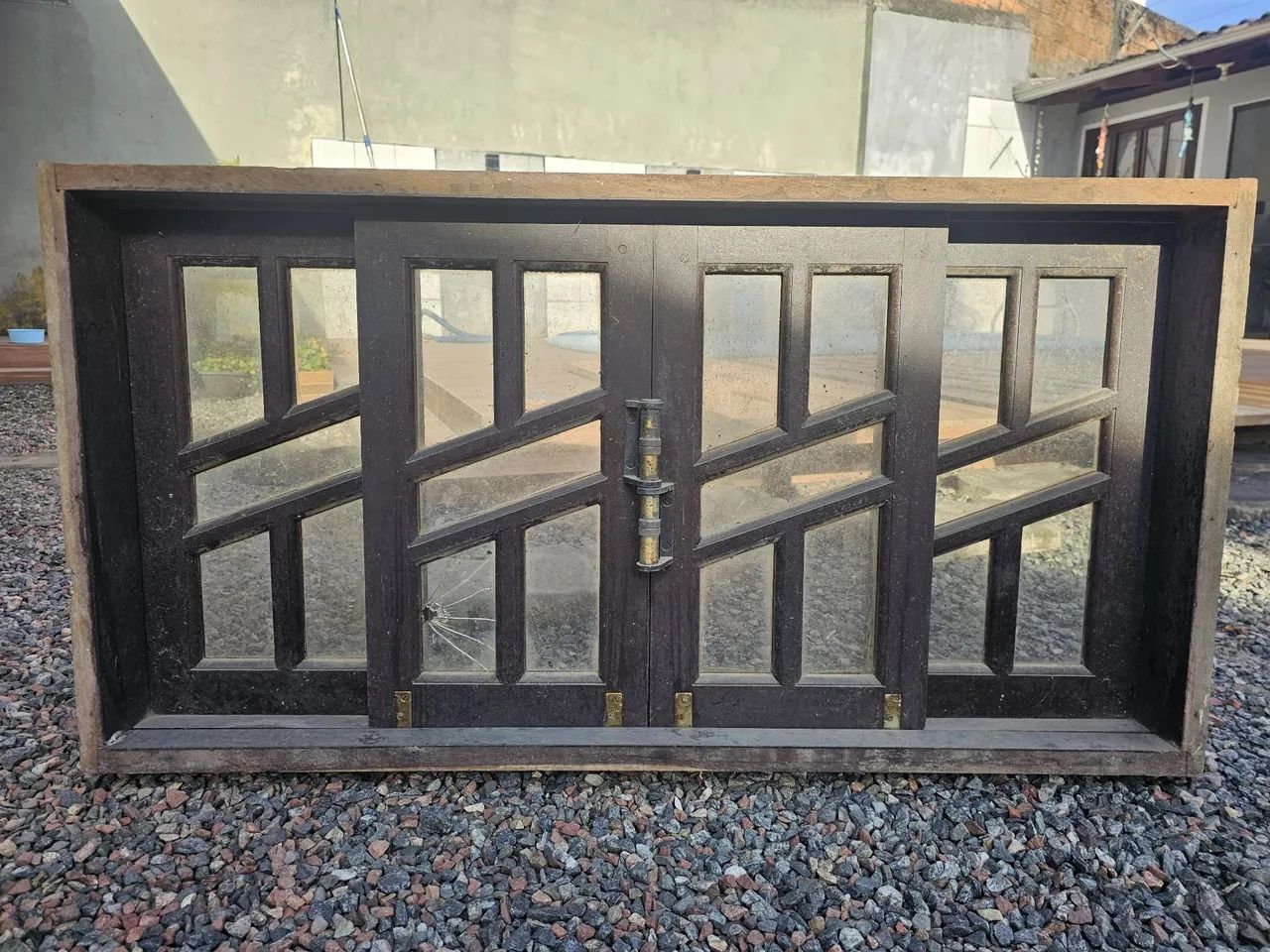 Janela de madeira com vidros