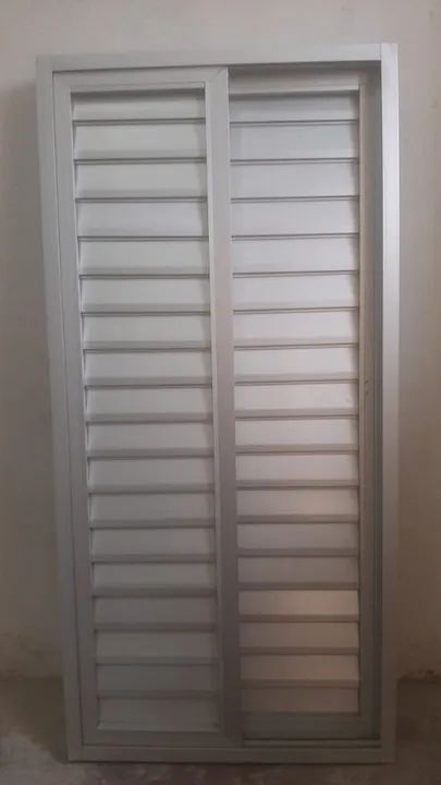 Janela de Alumínio com veneziana  de correr 62cm por 1,28m.