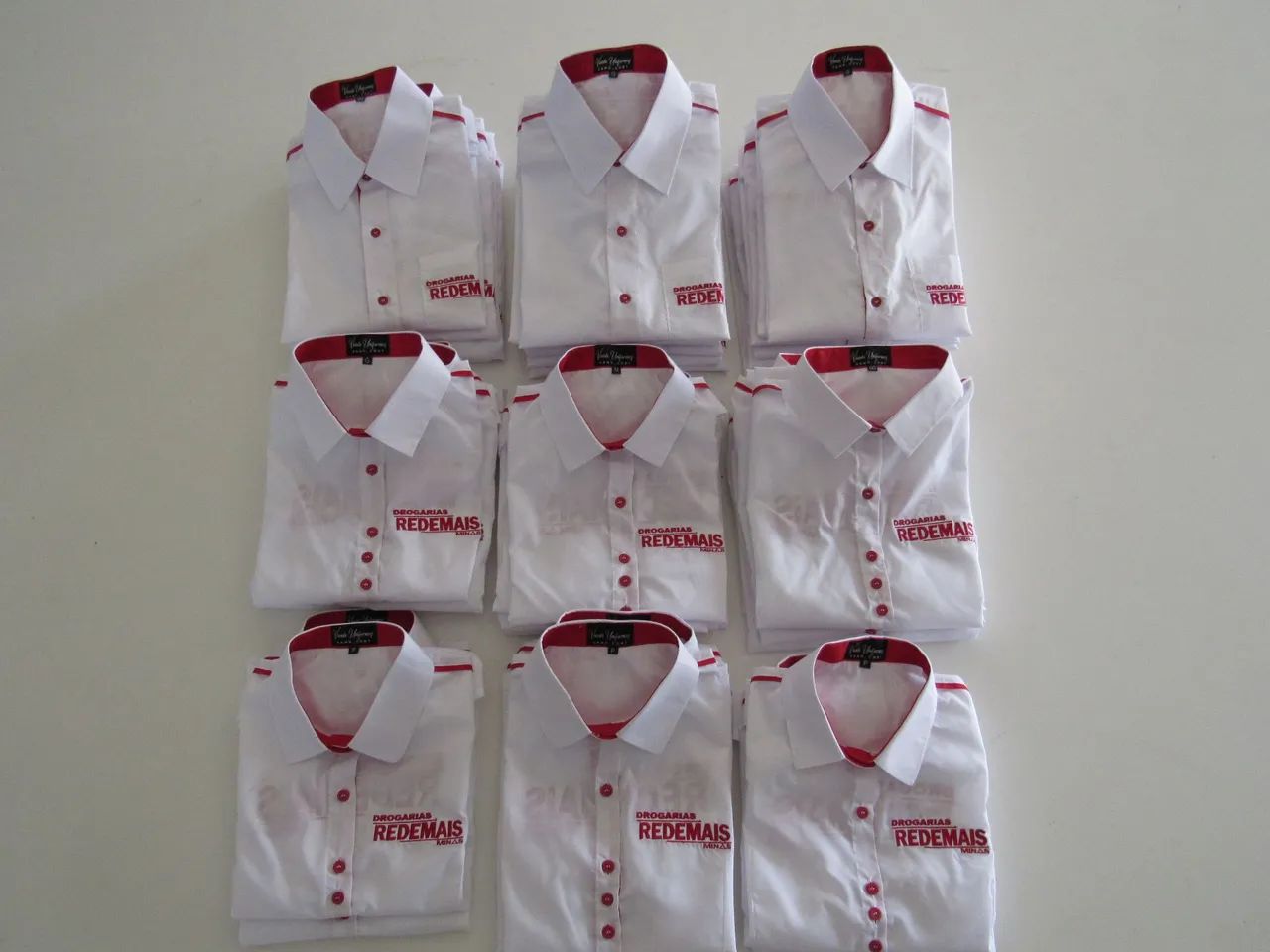 Camisas brancas de uniforme - Drogarias Redemais