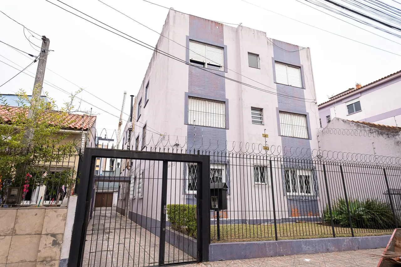 Apartamento com 78 m², 3 dormitórios, 2 banheiros, lareira, vaga de garagem e ótima locali