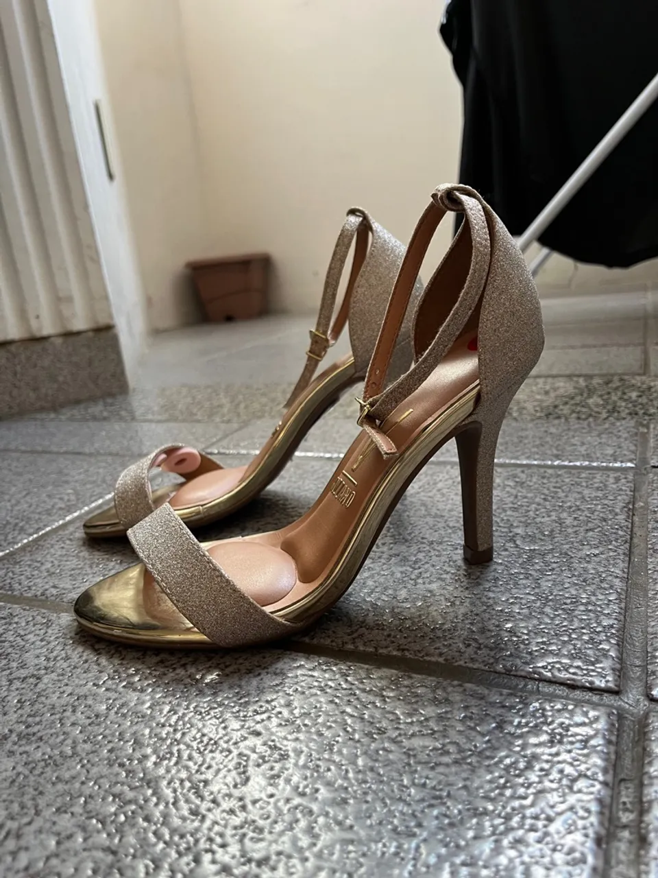 Sandália Feminina Dourada com Glitter