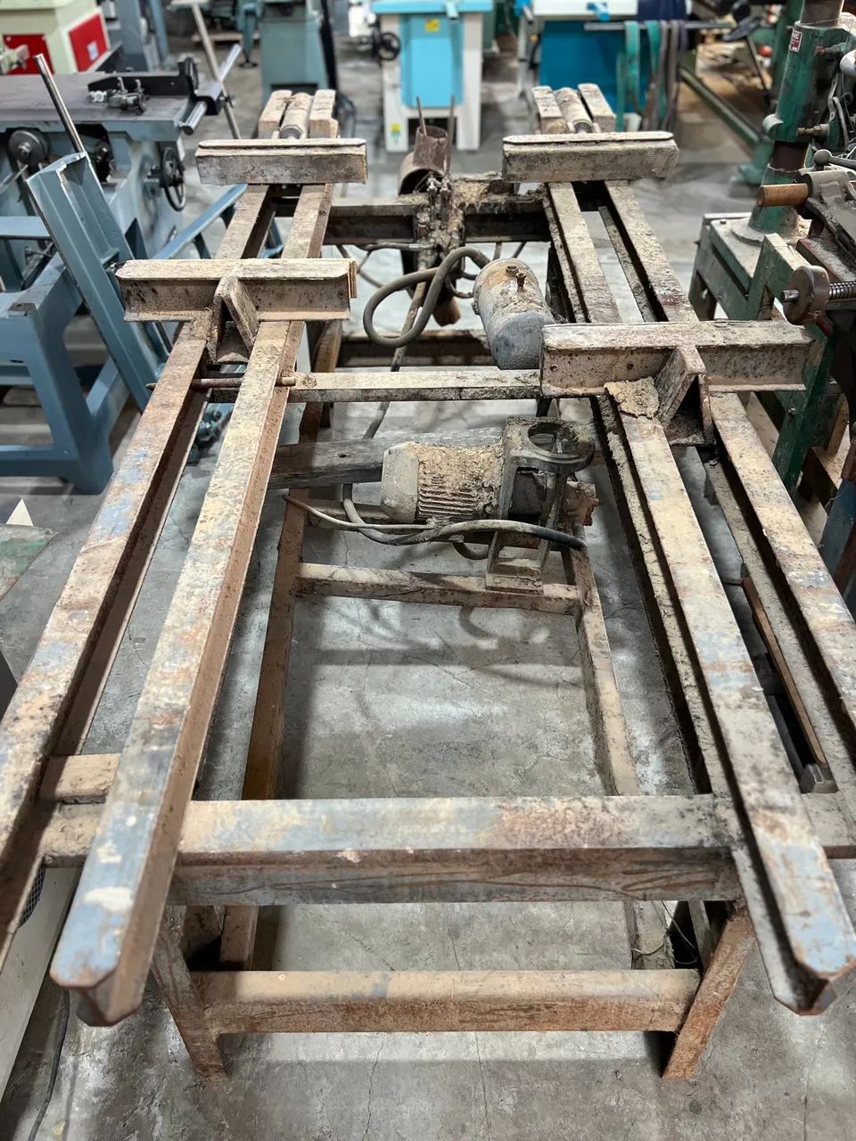 3 Máquinas para marcenaria Serra fita, furadeira de corrente, prensa hidráulica  - Foto 6