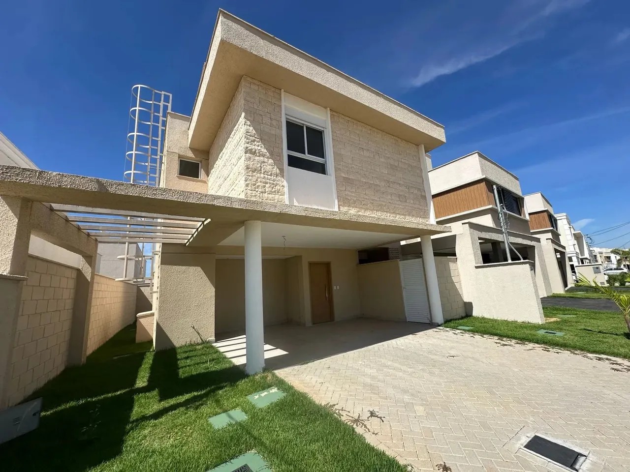 Sobrado Jardins Marselha 181 metros quadrados com 4 quartos tês suítes.