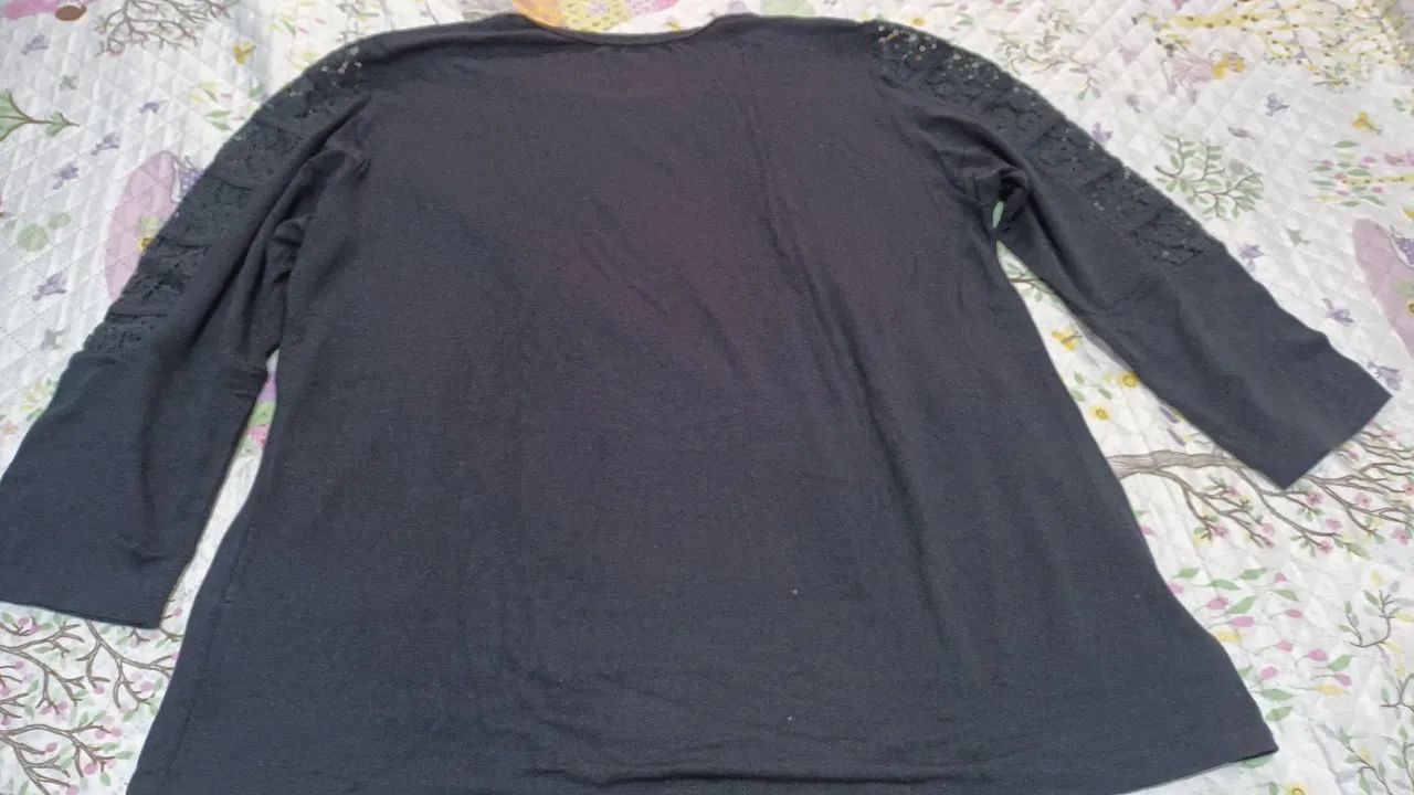 Blusa preta com detalhes em renda Plu size - Foto 3