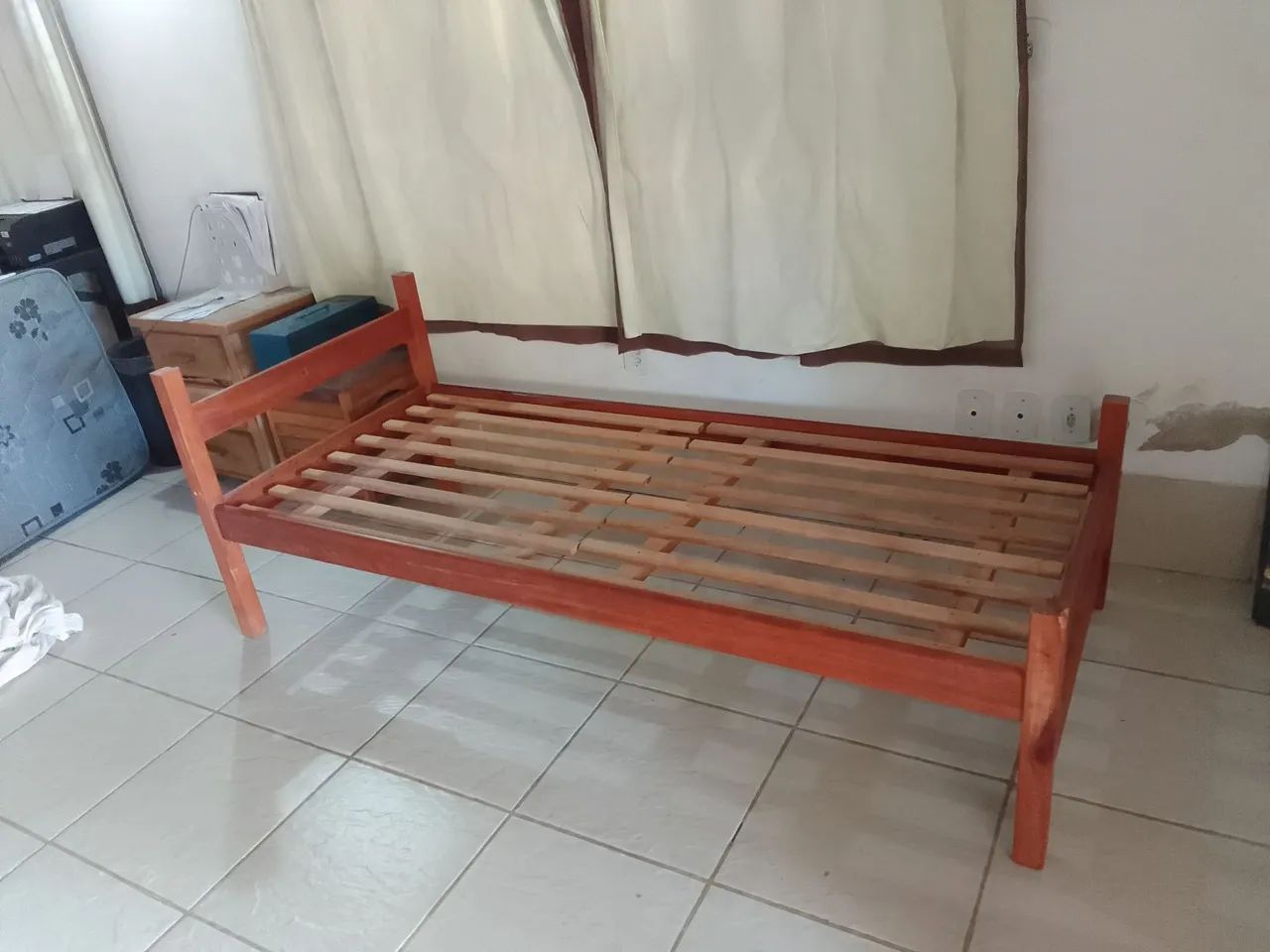 Cama de madeira de solteiro resistente ate 120 kg