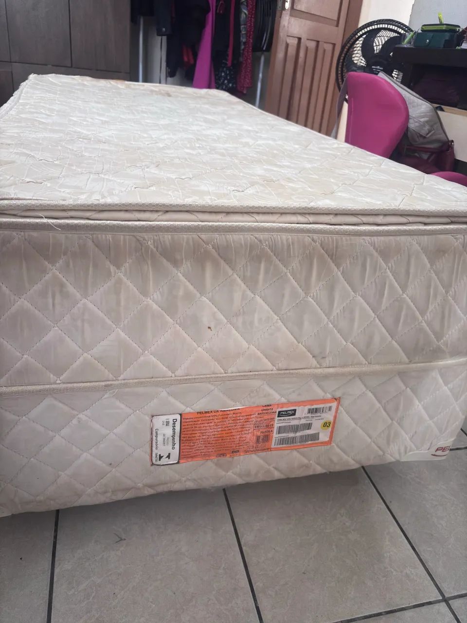 Cama usada e ar condicionado com defeito 64962184939522120