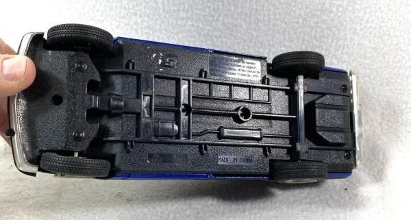 Miniatura Chevrolet Suburban 1993 Sunnyside 1/24 - Hobbies e