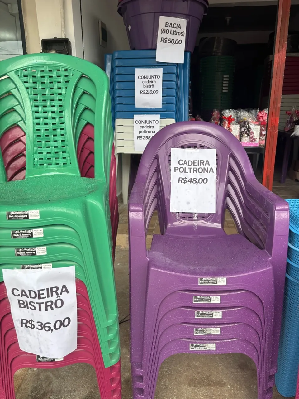 Cadeiras Bistrô e Poltrona Plásticas
