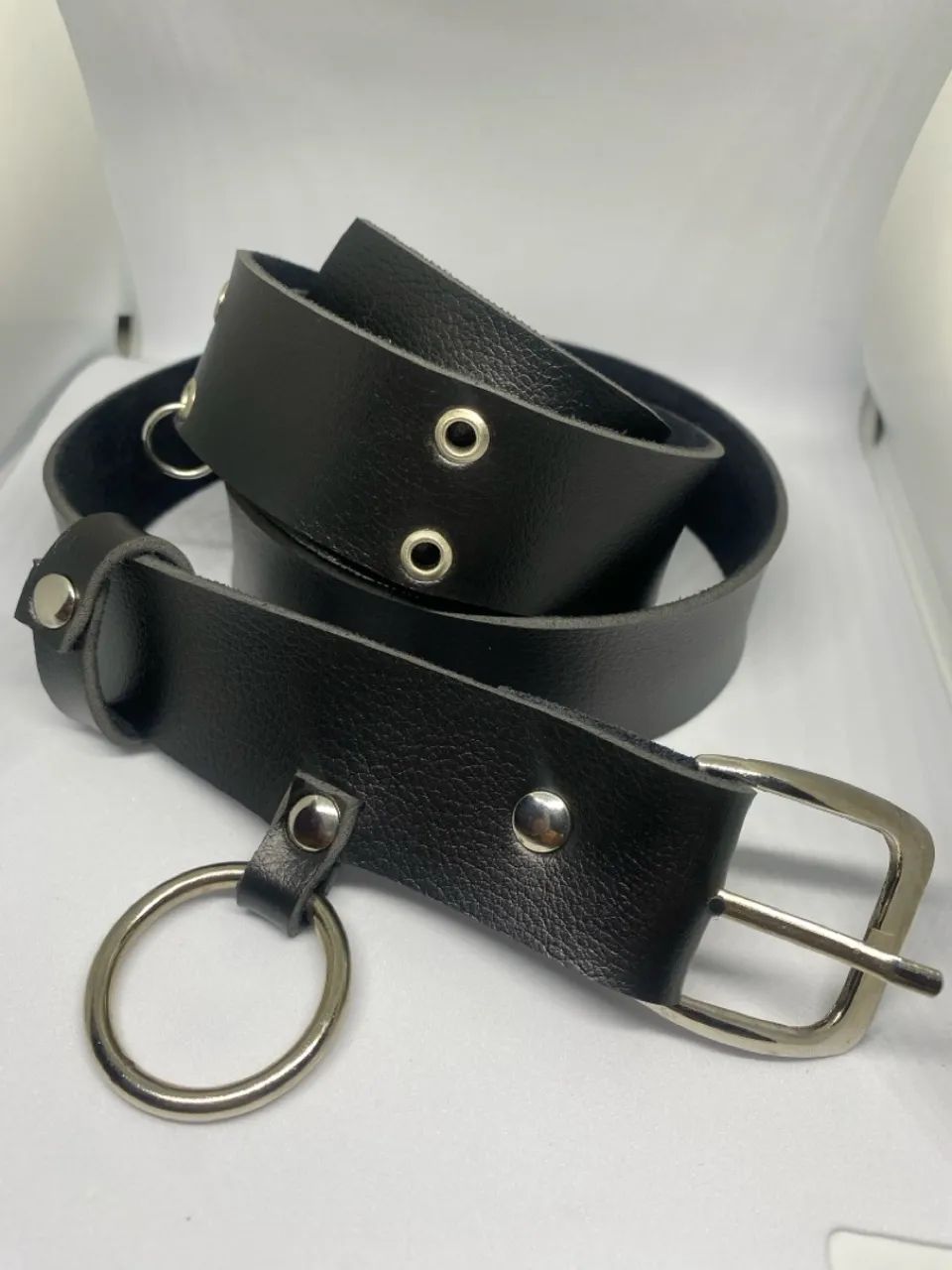 Cinto de couro preto com fivela e argola - Foto 2