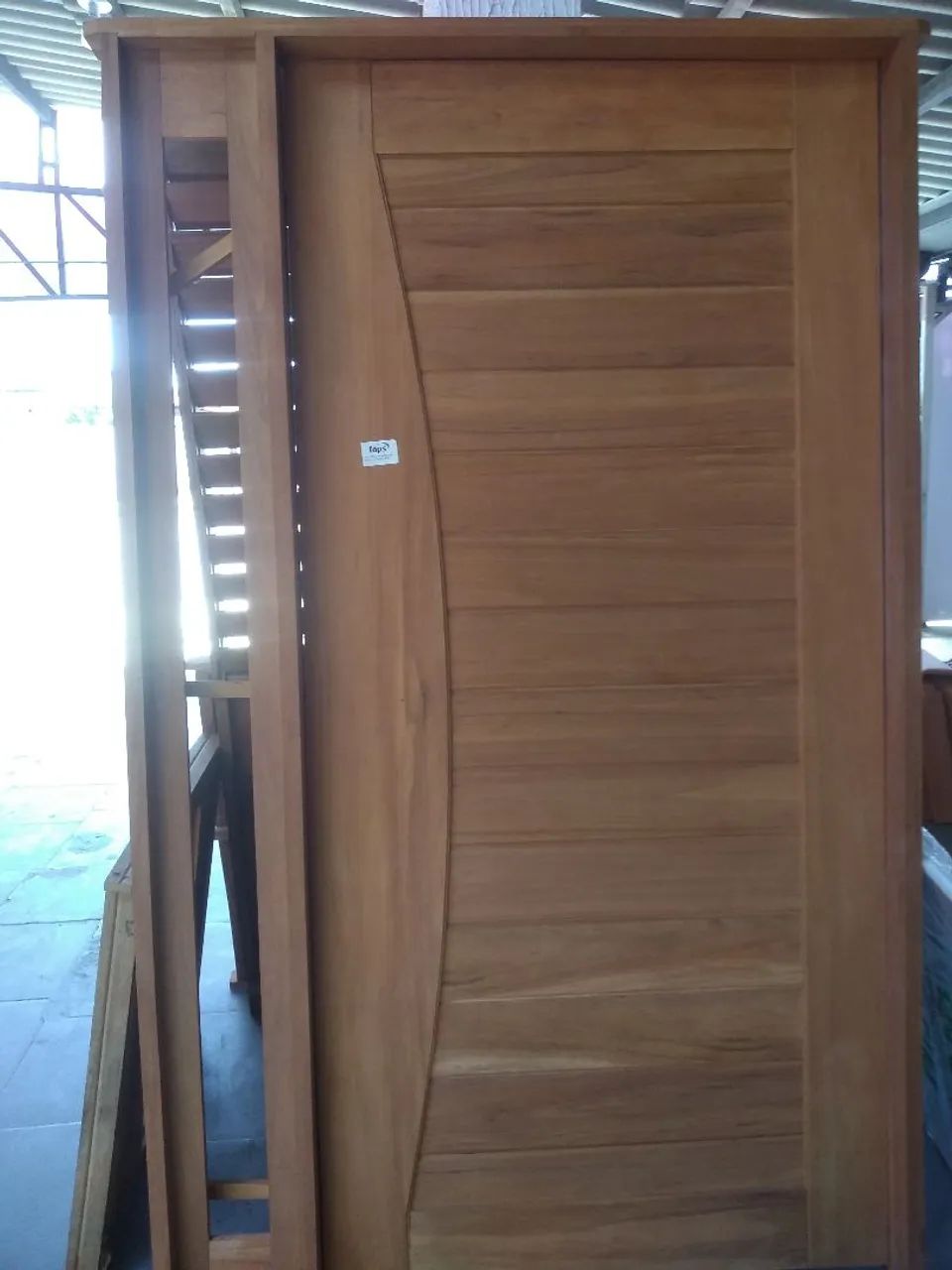 PORTA EM MADEIRA PIVOTANTE 