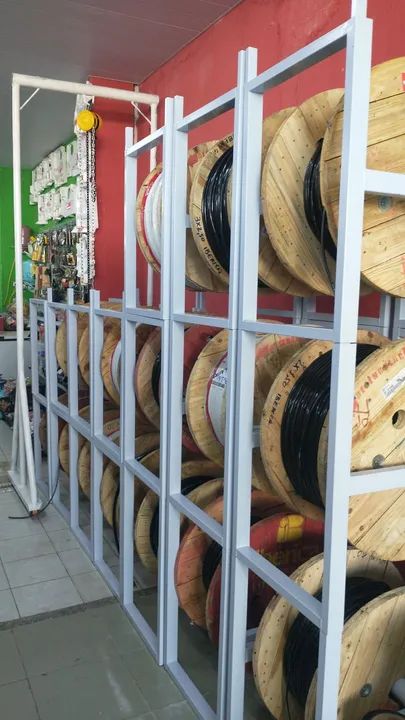 Estrutura metálica movel porta carretel de fio