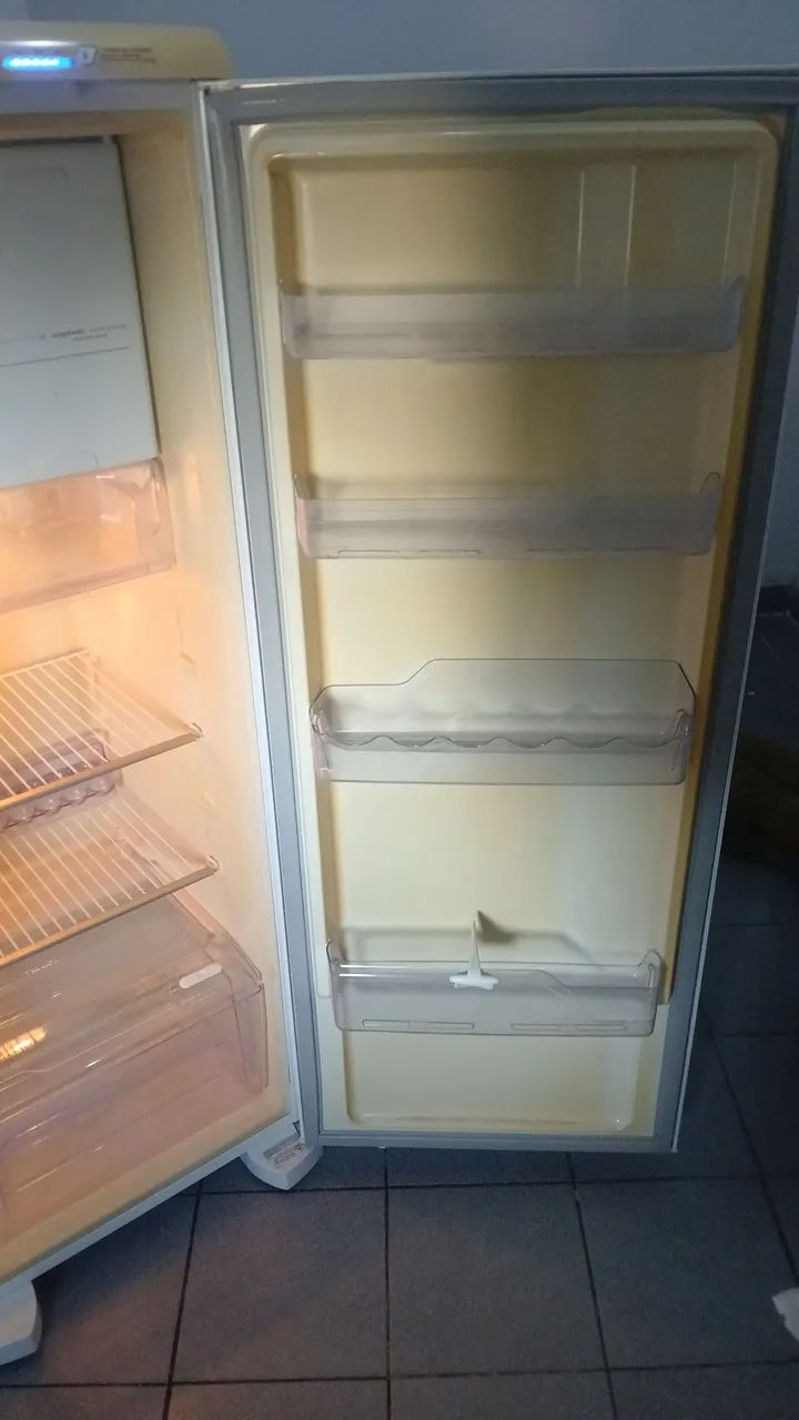 Geladeira electrolux RFE39 322 bem conservada  - Foto 3