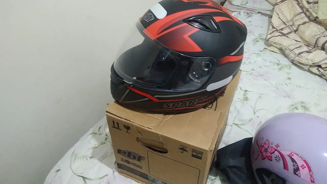 Capacete EBF Spark - Design Moderno e Segurança