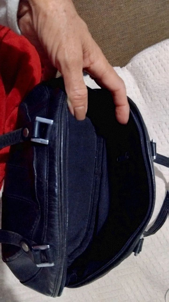 Bolsa de mão preta elegante. De couro. - Foto 4