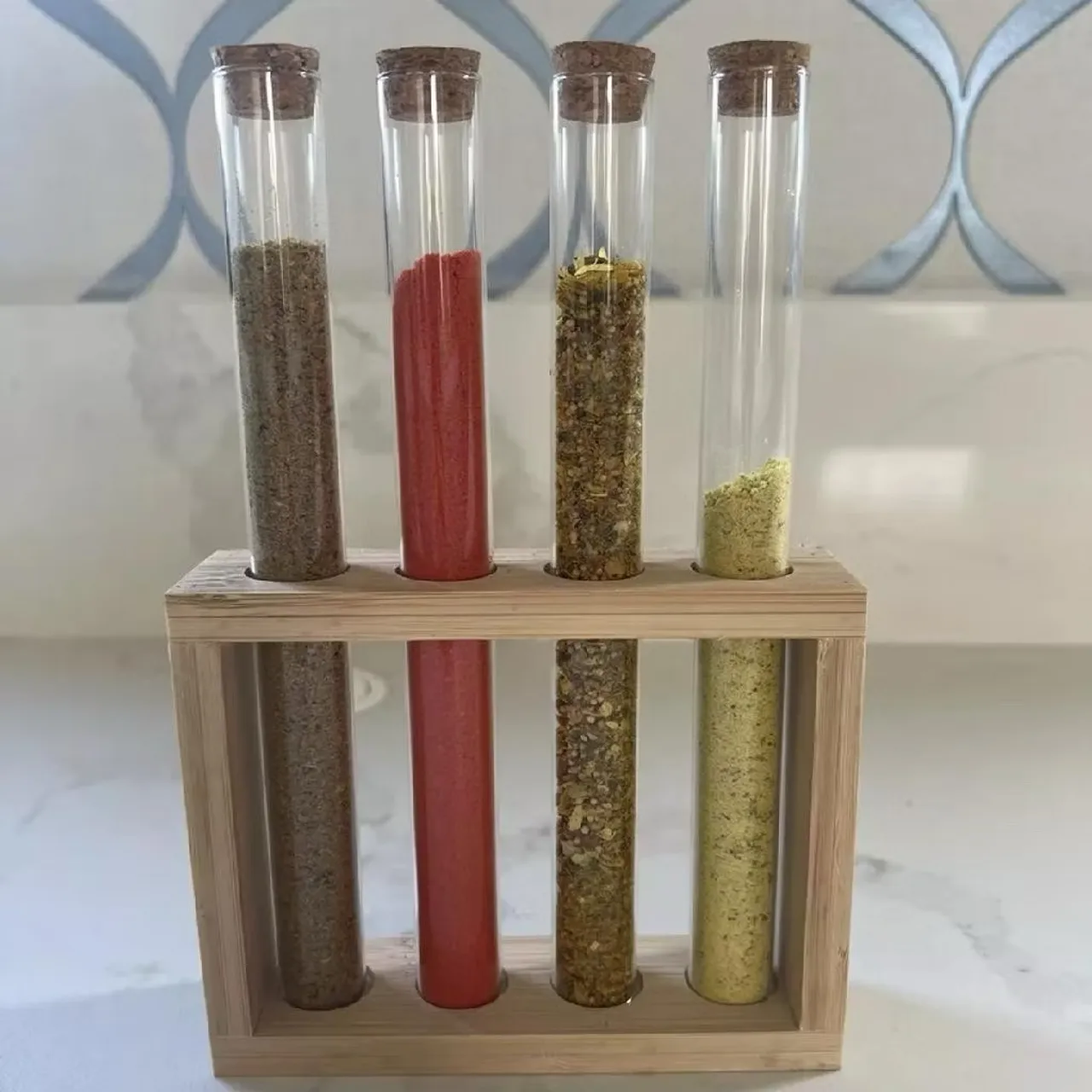 Porta temperos em vidro com suporte de bambu