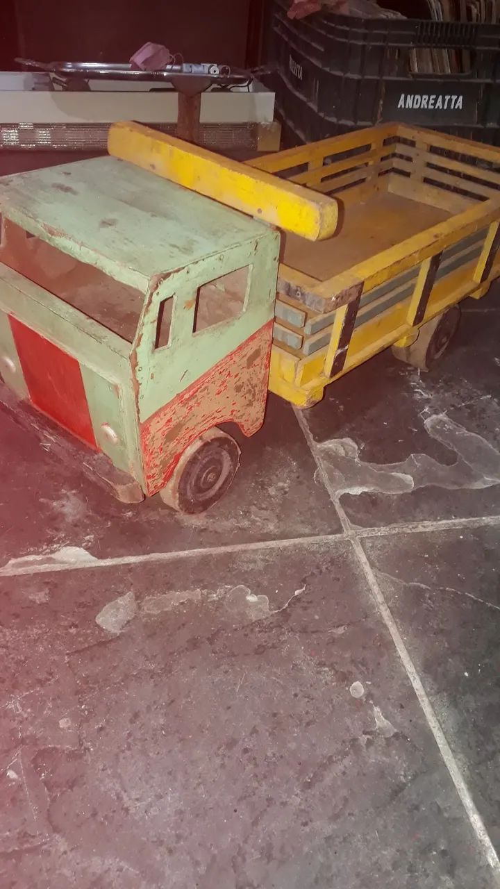 Caminhão de Brinquedo de Madeira Antigo