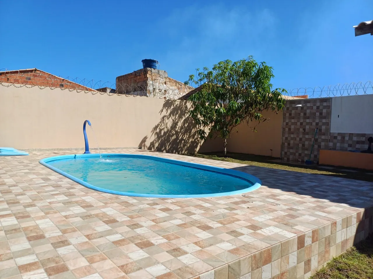 Oportunidade, terreno 400 m com piscina, suíte Master, varanda gourmet e WC.
