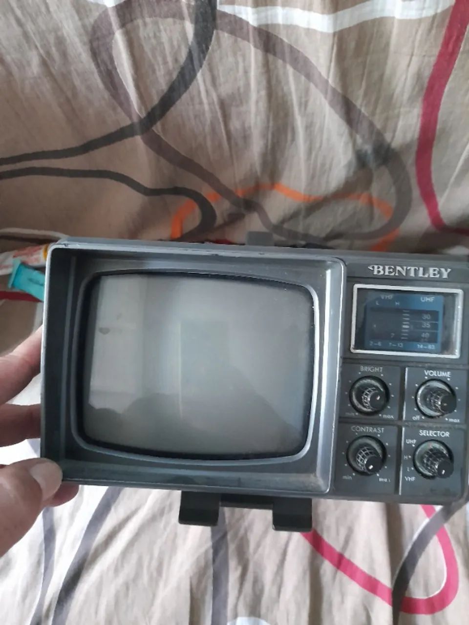 TV portátil retrô anos 80