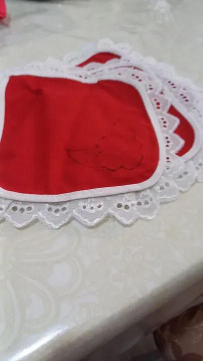 Toalinha vermelhas  com flôr   e renda branca - Foto 4