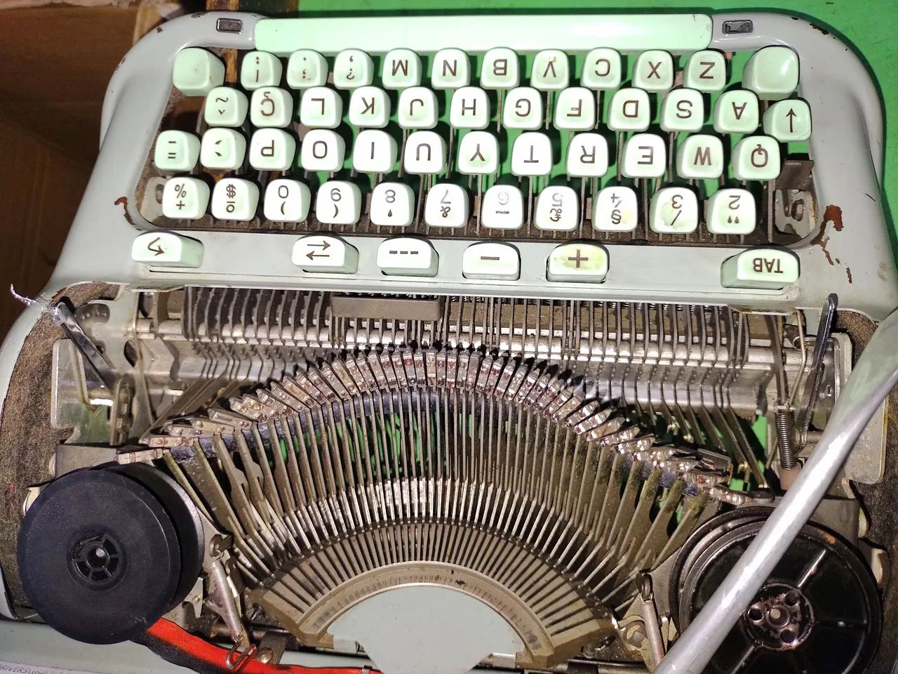 Máquina de Escrever Hermes, operacional, faltando tampas 64286009083905125