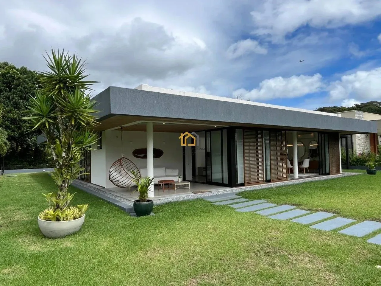 Vendo bela casa mobiliada e decorada, com 3 suítes, no Condomínio Terra Viva, no km 14 de